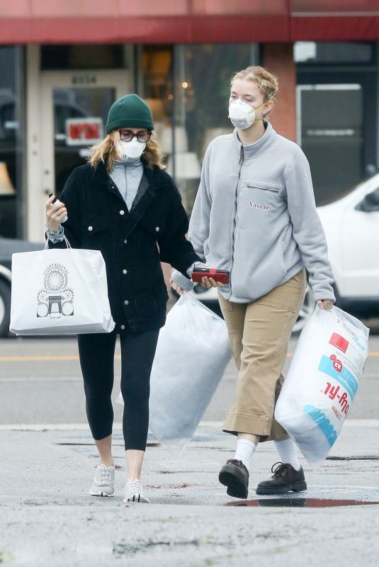 FELICITY HUFFMAN Wears a Mask While Shopping with Her Daughter 03/13/2020