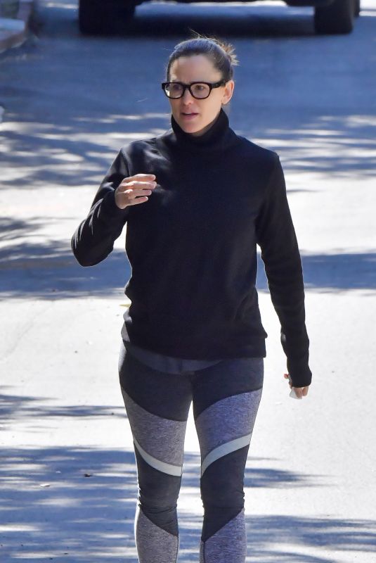 JENNIFER GARNER Out for Walk during Covid Quarantine in Los Angeles 03/27/2020
