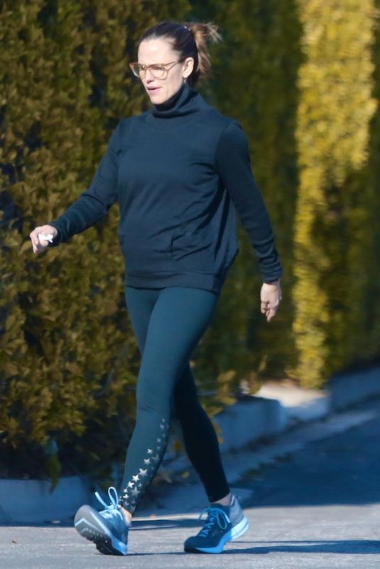 JENNIFER GARNER Out Hiking in Pacific Palisades 03/26/2020