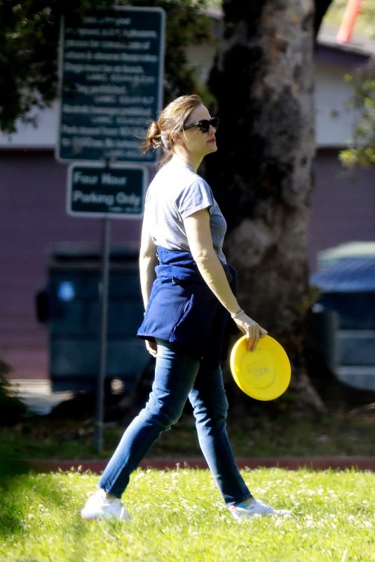 JENNIFER GARNER Out in Brentwood 03/29/2020