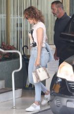 JENNIFER LOPEZ Shopping at Miami Design District 03/05/2020