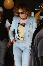 JENNIFER LOPEZ Shopping at Miami Design District 03/05/2020