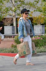 JILLIAN MICHAELS Shopping at Whole Foods in Malibu 03/28/2020