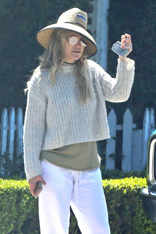 KATE HUDSON Out and About in Los Angeles 03/27/2020