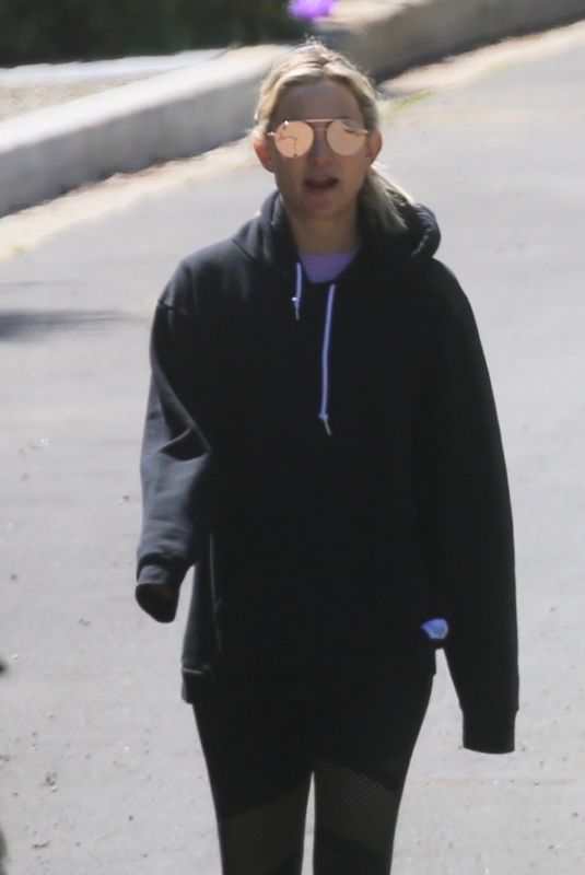 KATE HUDSON Takes a Break from Isolation Out in Los Angeles 03/19/2020