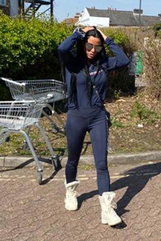 KATIE PRICES Shopping at Marks and Spencer’s Groceries in London 03/26/2020