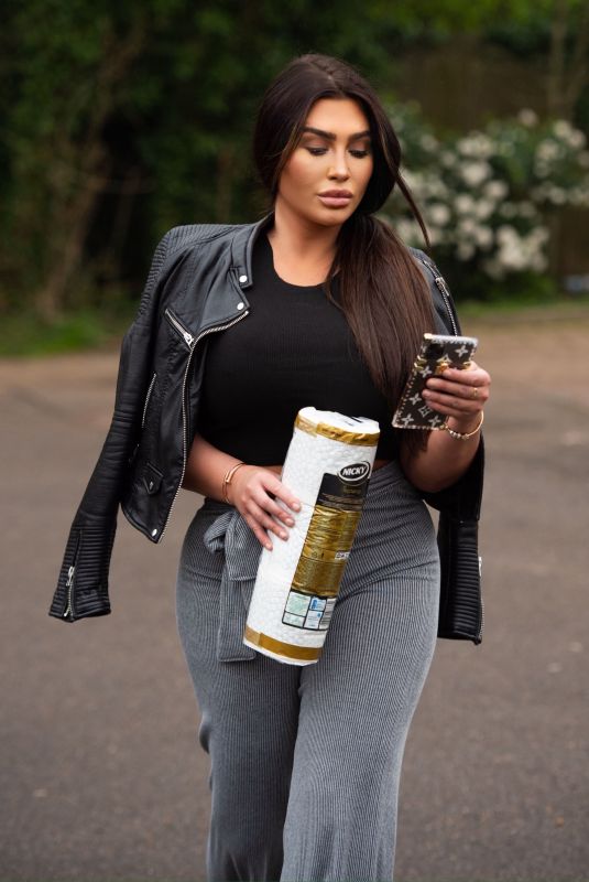 LAUREN GOODGER Arrives at Her Home in Essex 03/31/2020