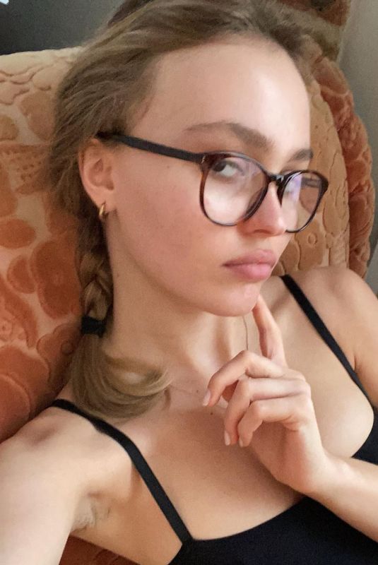 LILY-ROSE DEPP - Instagram Photo 03/23/2020