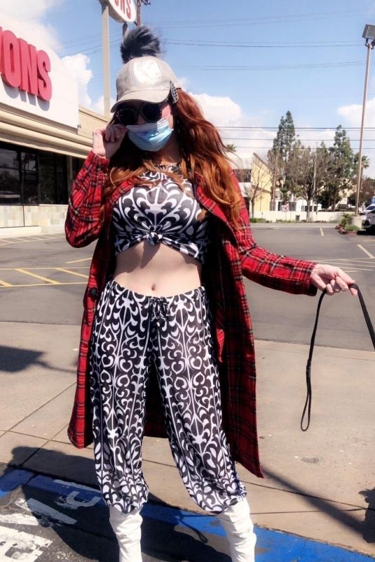 PHOEBE PRICE Wears a Mask as She Poses for Photos 03/21/2020