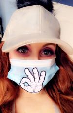 PHOEBE PRICE Wears a Mask as She Poses for Photos 03/21/2020