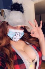 PHOEBE PRICE Wears a Mask as She Poses for Photos 03/21/2020