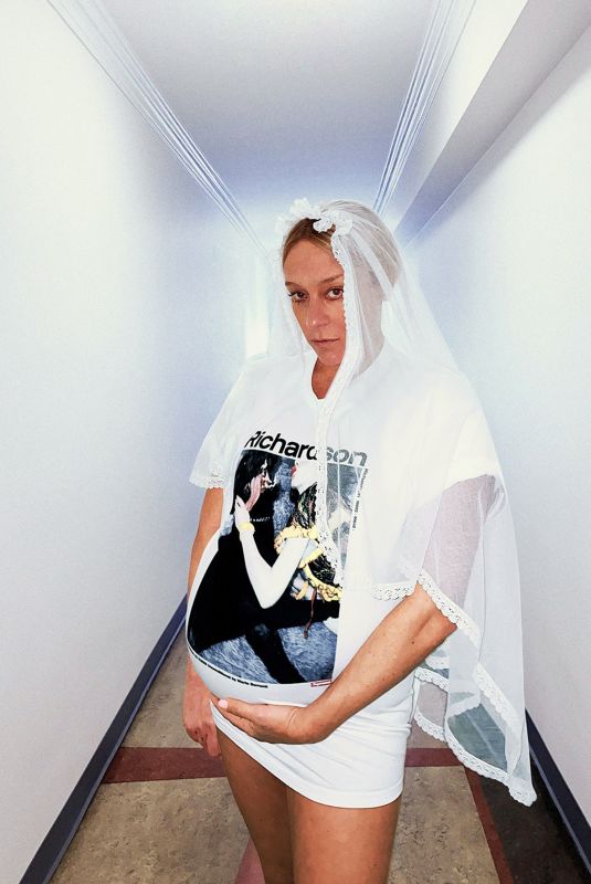 Pregnant CHLOE SEVIGNY for Richardson Brand 03/23/2020