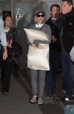 Pregnant KATTY PERRY Hides Her Baby Bump at Melbourne Airport 03/06/2020