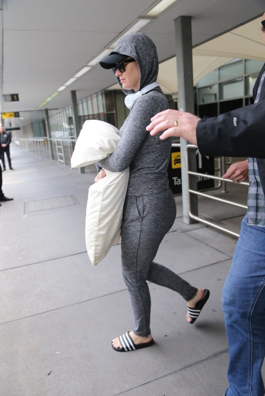 Pregnant KATTY PERRY Hides Her Baby Bump at Melbourne Airport 03/06/2020