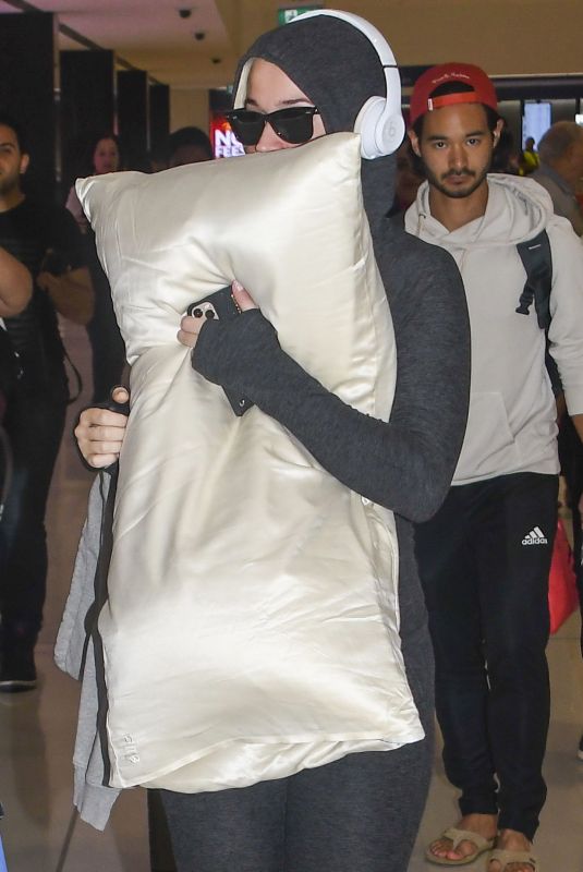 Pregnant KATY PERRY Arrives at Airport in Sydney 03/12/2020