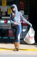Pregnant KATYY OPERRY Shopping with Her Dog at CVS Pharmacy in Los Angeles 03/21/2020