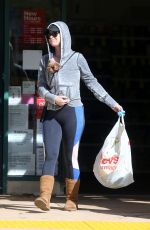 Pregnant KATYY OPERRY Shopping with Her Dog at CVS Pharmacy in Los Angeles 03/21/2020