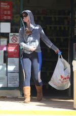 Pregnant KATYY OPERRY Shopping with Her Dog at CVS Pharmacy in Los Angeles 03/21/2020