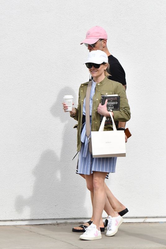 REESE WITHERSPOON Out for Coffee in Los Angeles 03/07/2020