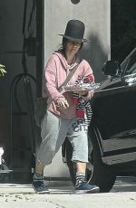 SARA GILBERT Returns Home After Spending Time with Linda Perry 03/29/2020