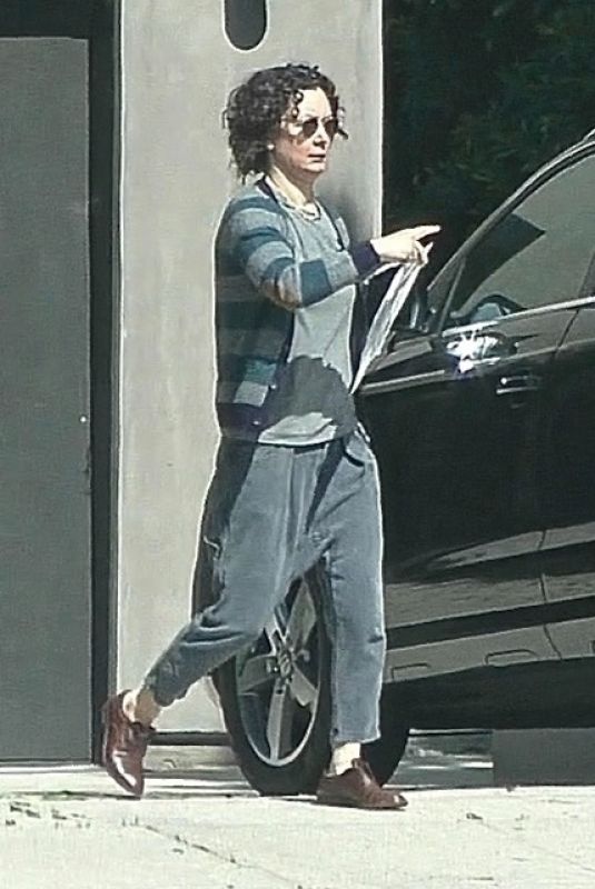 SARA GILBERT Returns Home After Spending Time with Linda Perry 03/29/2020