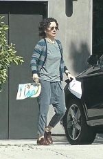 SARA GILBERT Returns Home After Spending Time with Linda Perry 03/29/2020