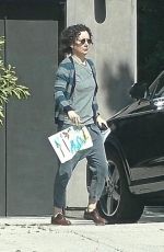 SARA GILBERT Returns Home After Spending Time with Linda Perry 03/29/2020