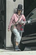SARA GILBERT Returns Home After Spending Time with Linda Perry 03/29/2020