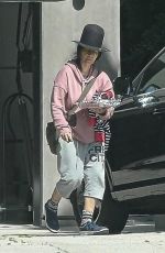SARA GILBERT Returns Home After Spending Time with Linda Perry 03/29/2020