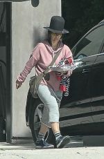 SARA GILBERT Returns Home After Spending Time with Linda Perry 03/29/2020