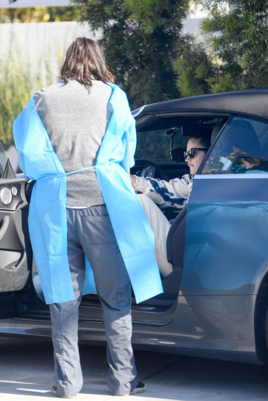 SARA SAMPAIO Having Her Veterinarian Bring Her Dog Out to Car 03/30/2020