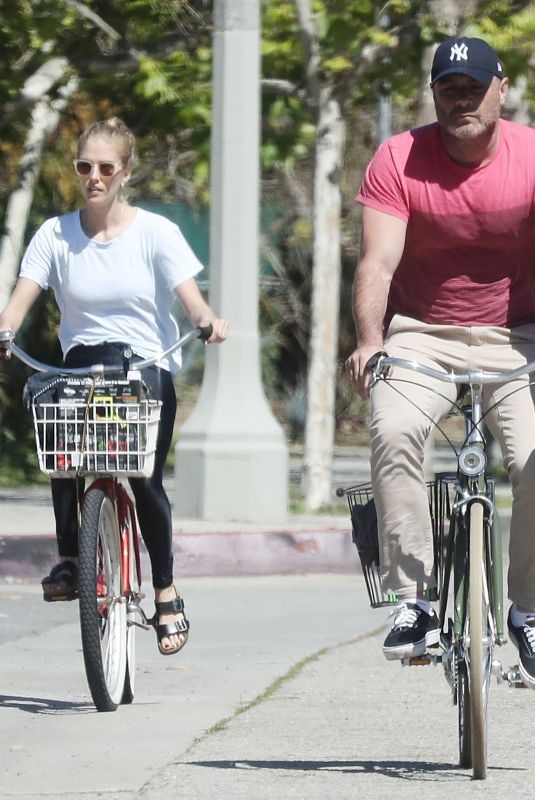 TAYLOR NEISEN and Liev Schreiber Out Riding Bikes in Venice Beach 03/25/2020