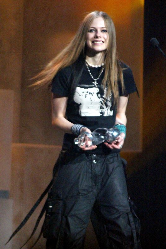 AVRIL LAVIGNE at Juno Awards in Ottawa 04/05/2003