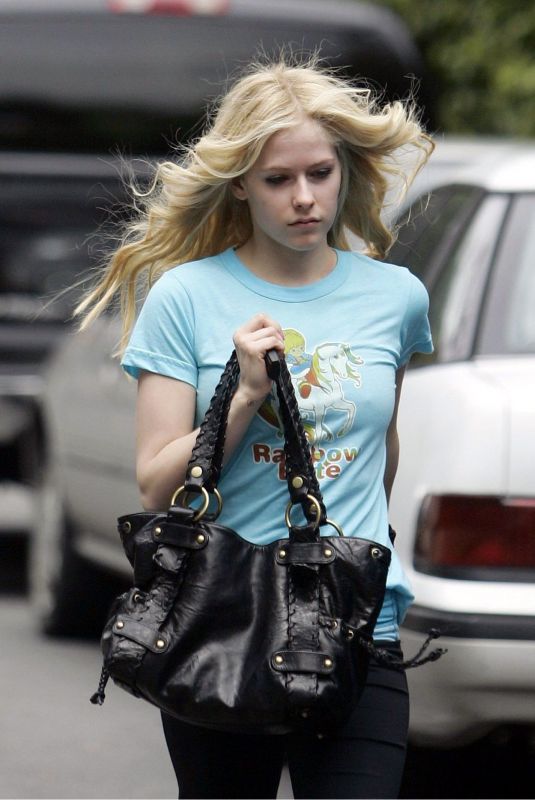 AVRIL LAVIGNE Out in Beverly Hills 03/31/2006