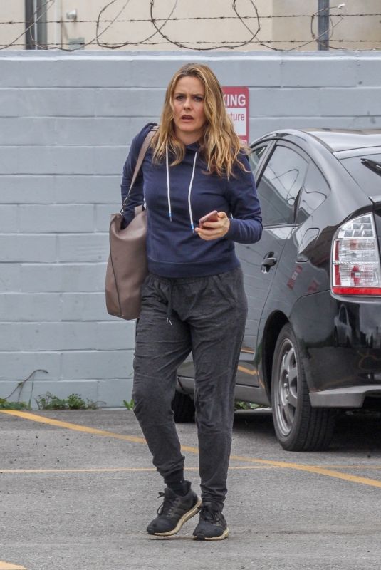 cALICIA SILVERSTONE Out and About in Los Angeles 04/13/2020