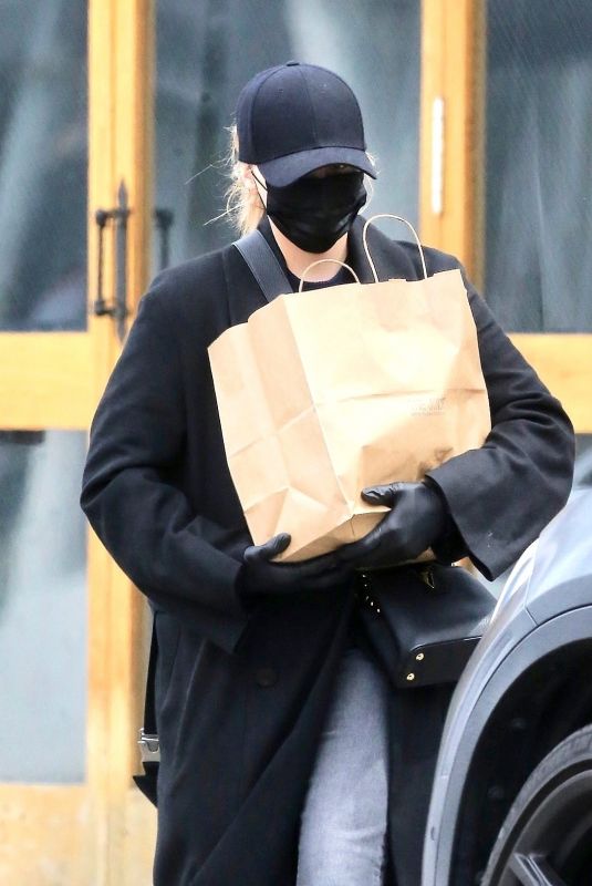 CHLOE MORETZ Wearing Black Mask and Gloves Out Shopping in Los Angeles 04/08/2020