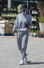 COURTENEY COX Wearing Mask and Face Shields at Whole Foods in Malibu 04/19/2020