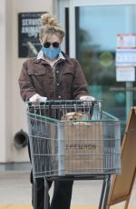 ELIZABETH OLSEN Leaves Erewhon Market in Calabasas 04/20/2020
