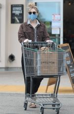 ELIZABETH OLSEN Leaves Erewhon Market in Calabasas 04/20/2020