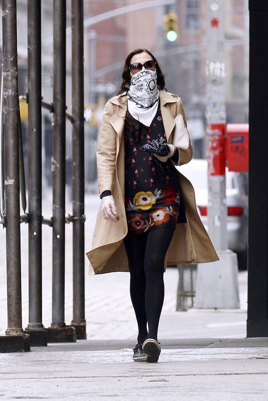 FAMKE JANSEN Wears Banda and Rubber Gloves Out in New York 04/09/2020