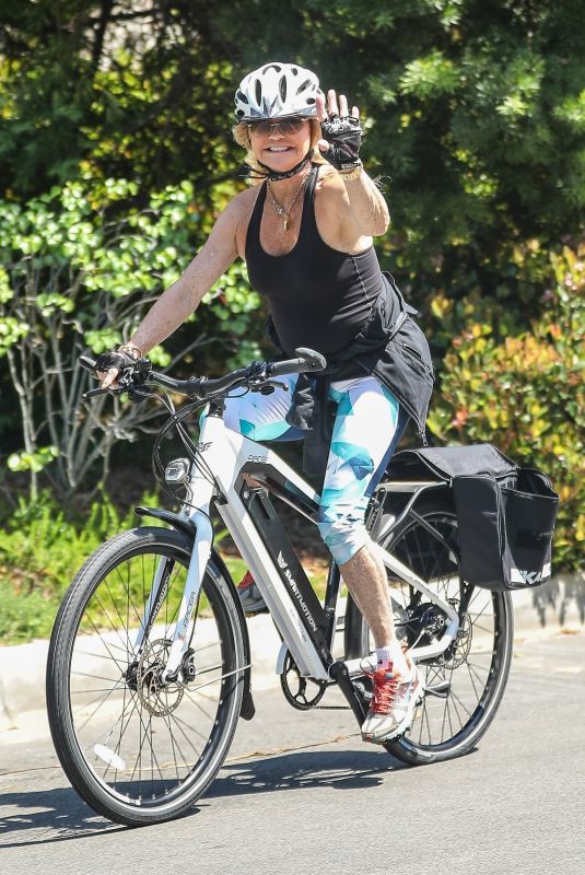 GOLDIE HAWN Out for Bike Ride in Brentwood 04/28/2020