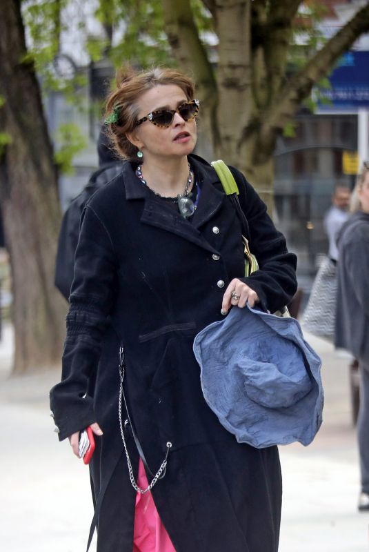 HELENA BONHAM CARTER Shopping at Budgens Supermarket in London 04/08/2020