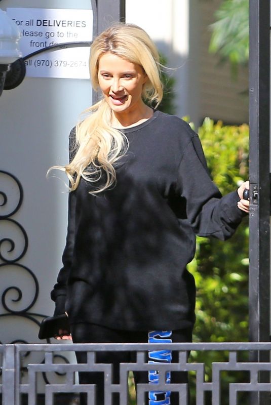 HOLLY MADISON Gets Her Iced Coffee Delivered in Los Angeles 04/16/2020