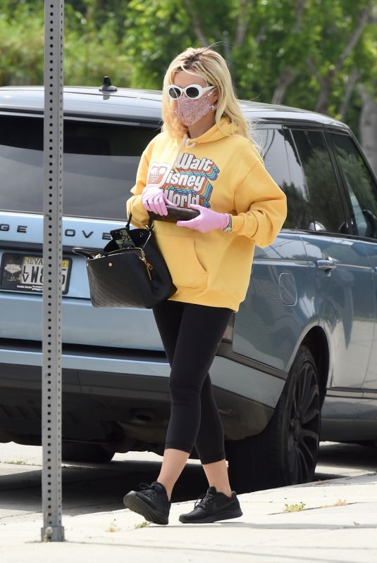 HOLLY MADISON Wearing Mask and Gloves Out in Los Angeles 04/29/2020