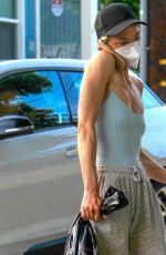 JAIME KING Leaves Liquor Store in Hollywood 04/27/2020
