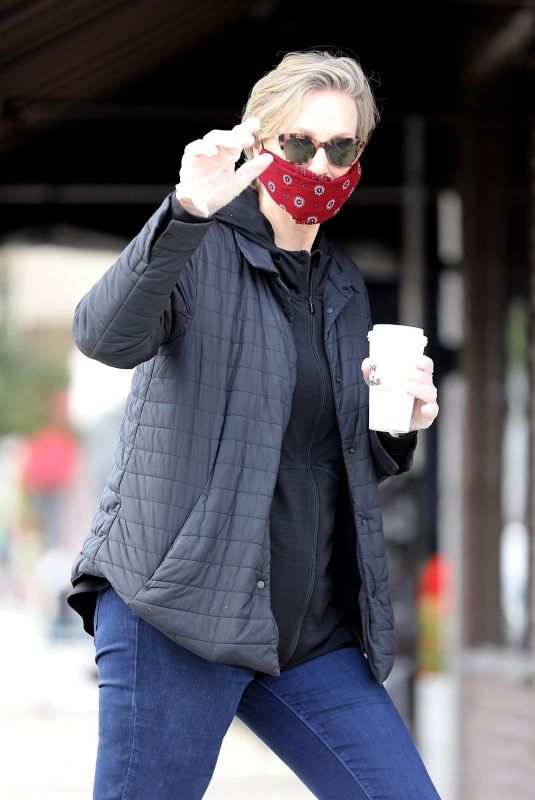 JANE LYNCH Wearing a Mask at King’s Road Cafe in Beverly Hills 04/04/2020