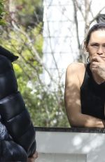 JENNIFER GARNER Chatting with Her Neighbor in Brentwood 04/08/2020