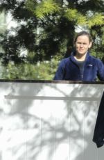 JENNIFER GARNER Chatting with Her Neighbor in Brentwood 04/08/2020