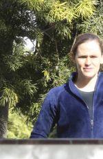 JENNIFER GARNER Chatting with Her Neighbor in Brentwood 04/08/2020