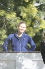 JENNIFER GARNER Chatting with Her Neighbor in Brentwood 04/08/2020